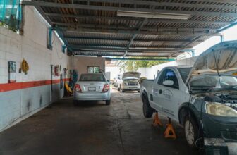 A Guide to Properly Using a Car Jack and Lifting Equipment